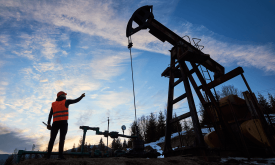 orang menunjuk ke mesin ekstraksi minyak