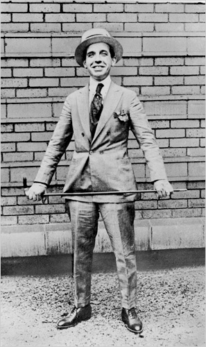 Charles Ponzi adalah orang yang menemukan skema Ponzi