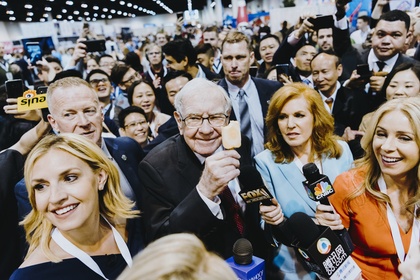 Warren Buffett saat RUPS Berkshire Hathaway